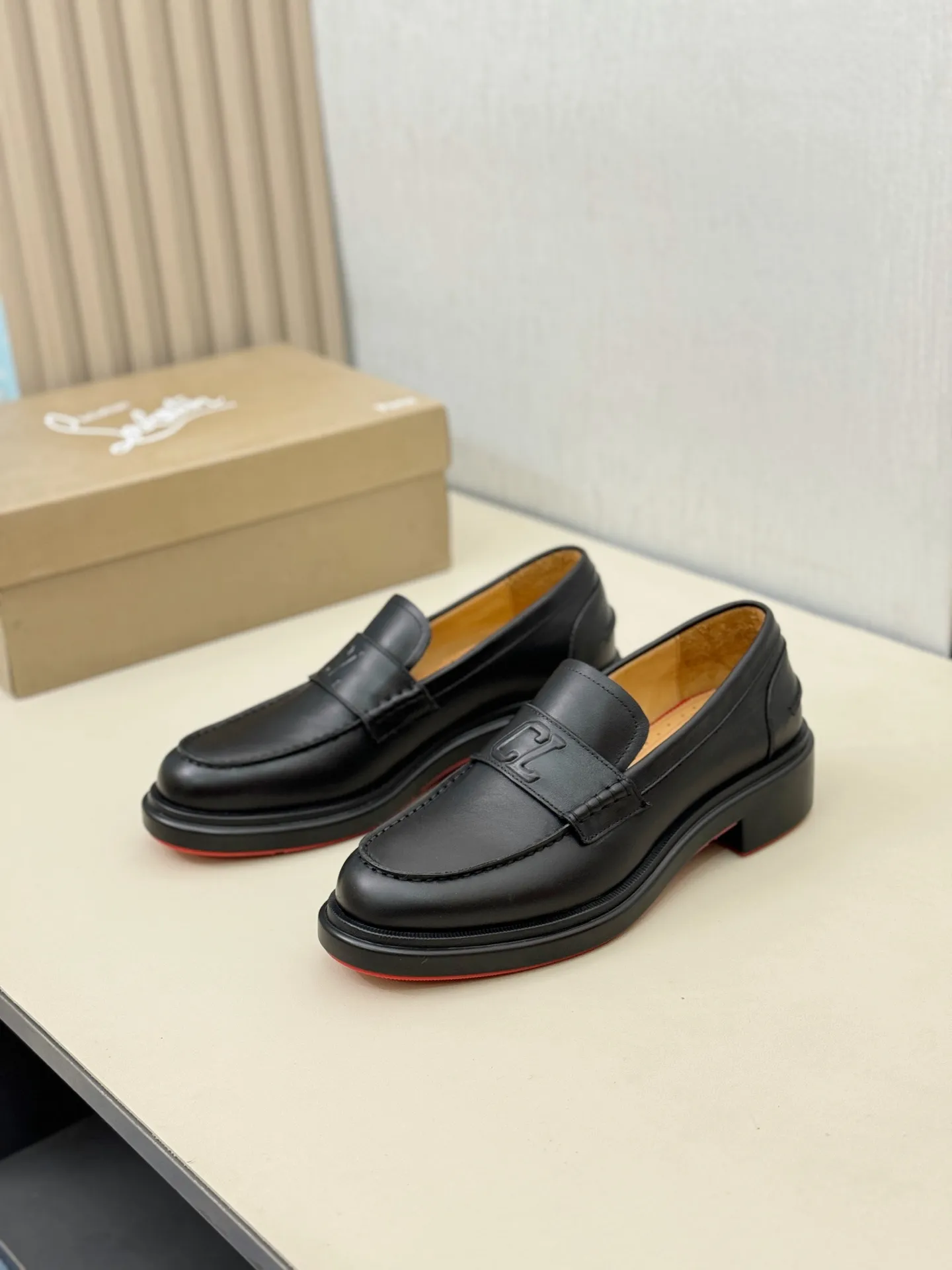 [CL～High-end men's red-soled shoes] Top P: 840💰. Size: 39-44 (38.45.46 can be customized) 🆑Top original order purchasing agent Imported open-edge bead fabric, the lining is made of water-dyed cowhide🉑️ Imported TPU rubber sole, wear-resistant and non-slip, full of European style.